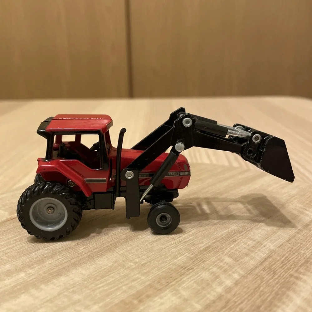 ERTL Case IH 7130 Magnum Tractor 1/64 Diecast Red Farm Toy Front Loader Cab